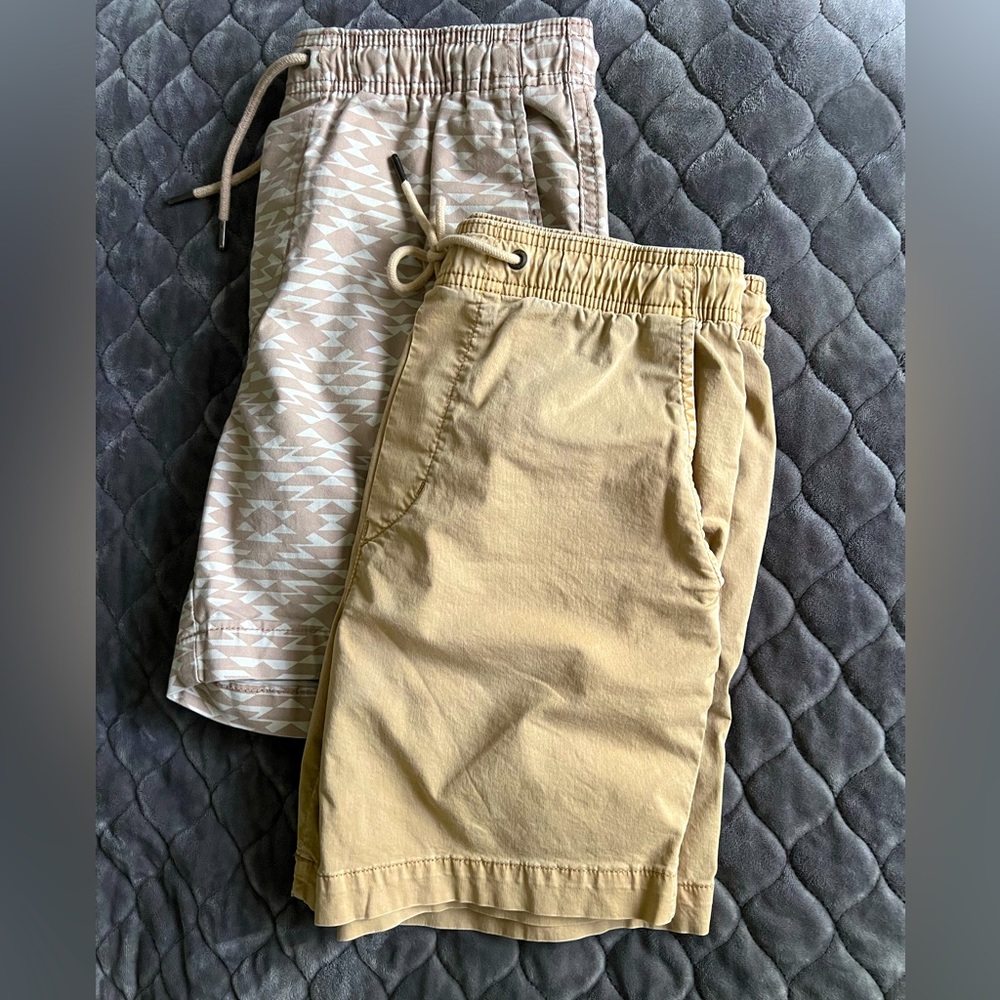 2 pairs of men’s American Eagle shorts size xs
